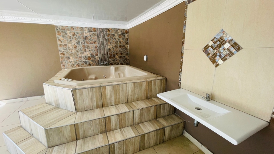 5 Bedroom Property for Sale in Van Der Hoff Park North West